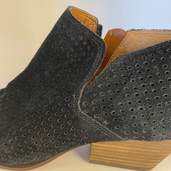 Franco Sarto Suede Heeled Ankle Boots with zipper on inseam, black - size 6.5M - Picture 8 of 13